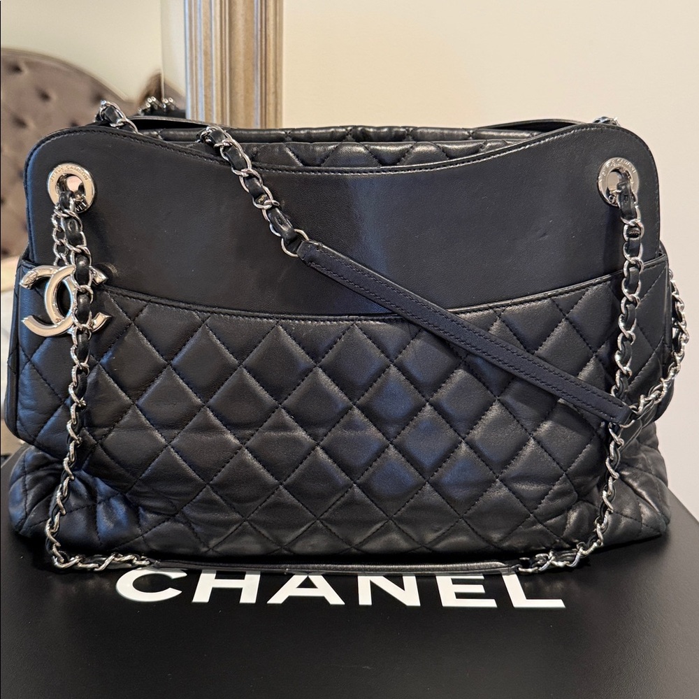 CHANEL Black Quilted Chain Shoulder Bag